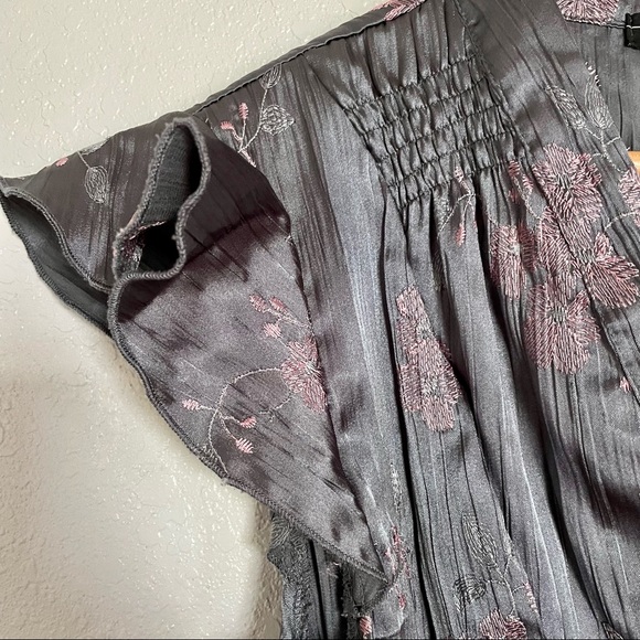 Rampage - Gray Pink Floral Short Sleeve Wrap Top - Size M - Picture 8 of 9